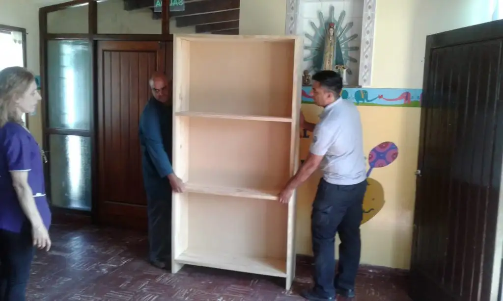 La Escuela 40 recibió mobiliario y material didáctico realizado por internos 