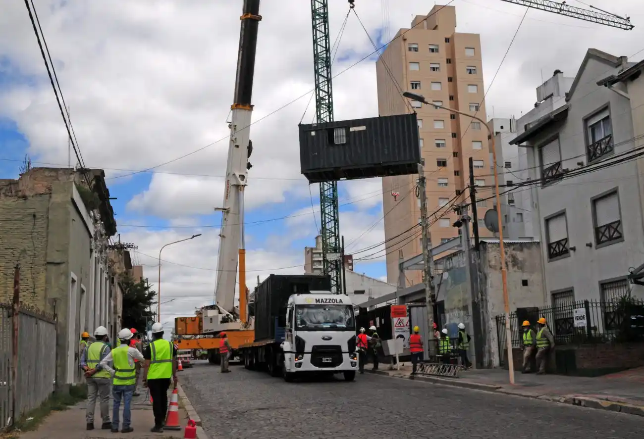 Una imponente grúa irrumpió en la calle para realizar movimientos en la obra de Globant 