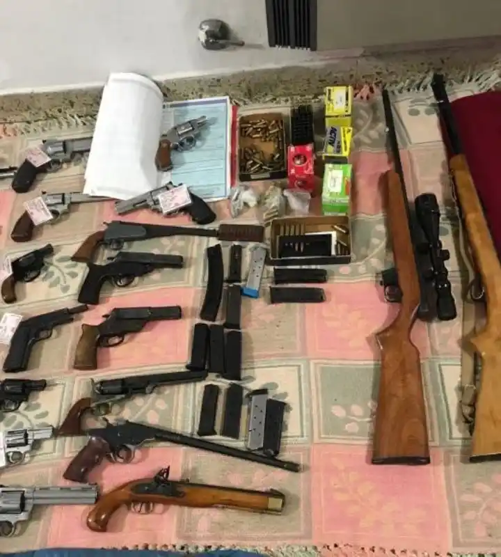 Malvinas Argentinas: Secuestran un arsenal de la casa de un funcionario de Cambiemos