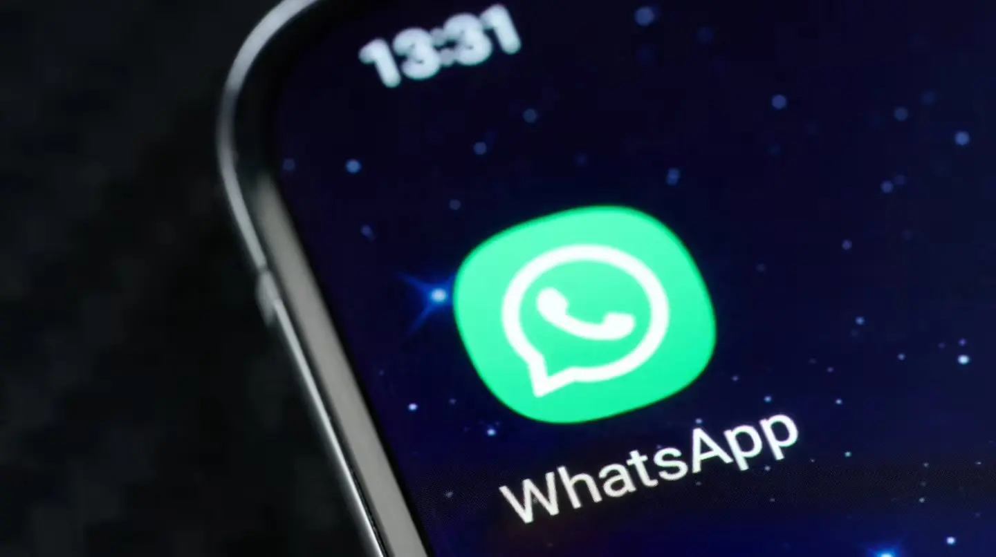 Cuáles son los archivos que ocupan más espacio en WhatsApp y cómo eliminarlos para liberar el almacenamiento.