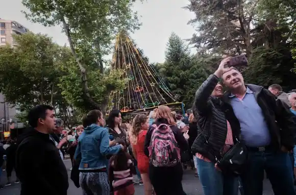 Con “villancicos” y la ilusión de los niños, se encendió el árbol navideño