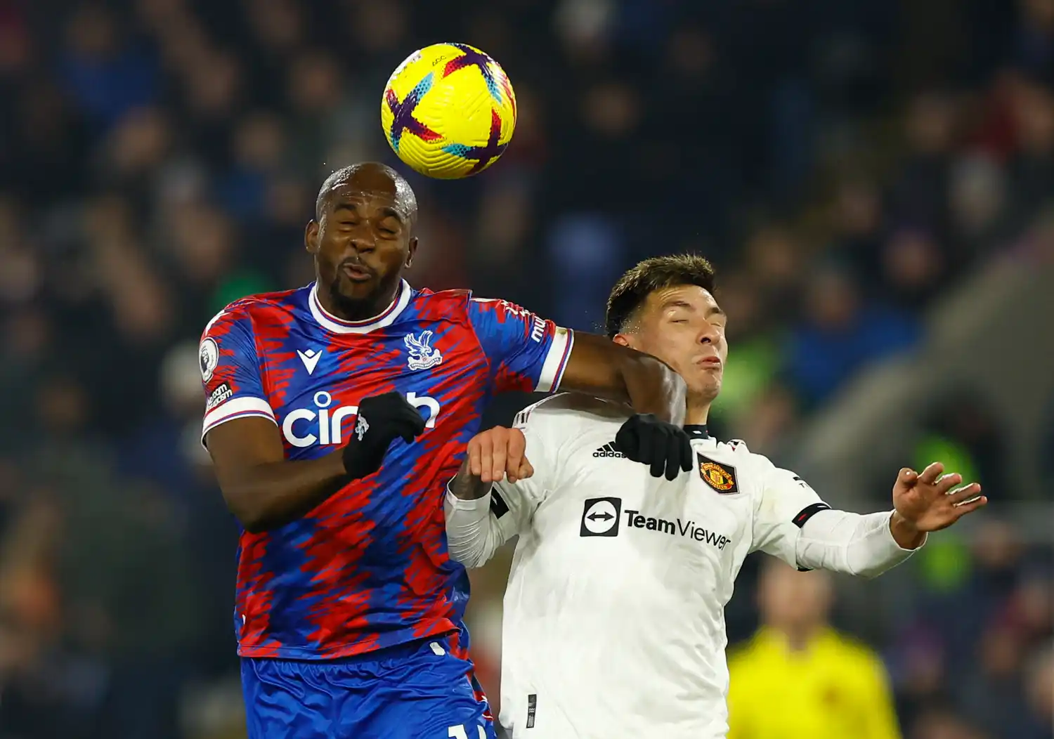 Lisandro Martínez, titular en el United.