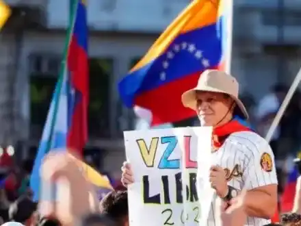 Miles de venezolanos festejan en el Obelisco la caída de Maduro