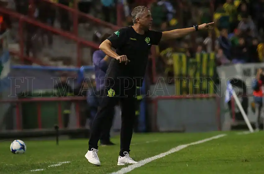 Gustavo Álvarez seguirá como técnico de Aldosivi en la Superliga