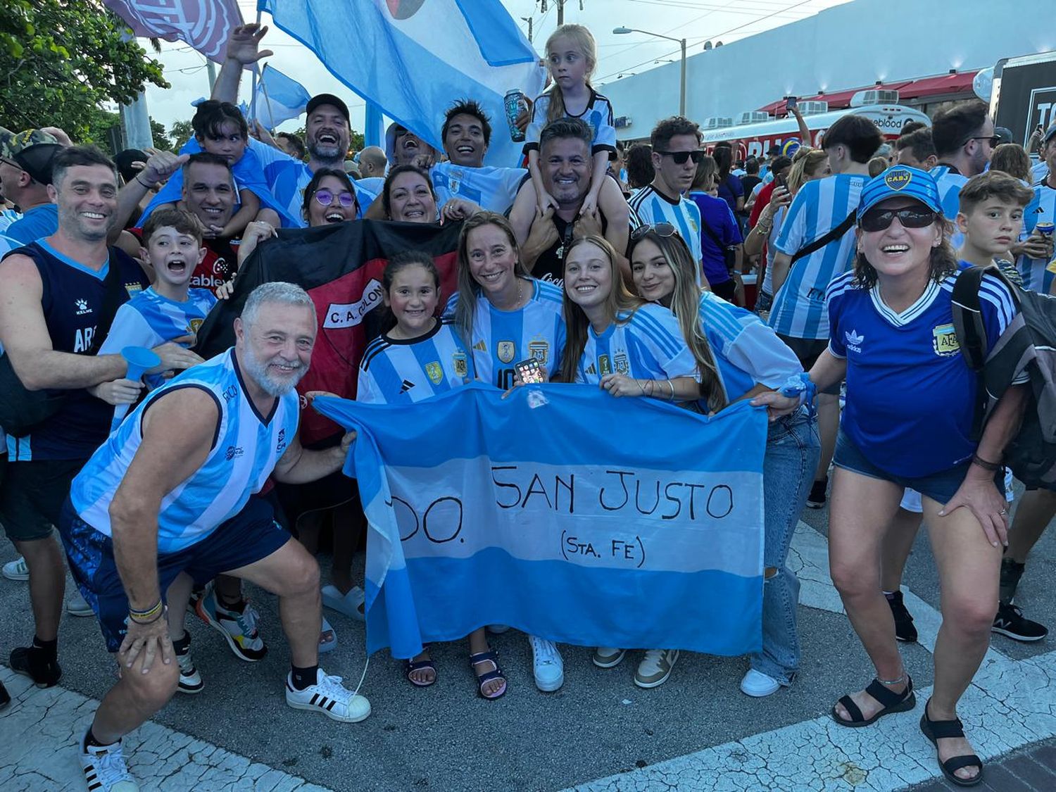 Banderazo en Miami en la previa al partido frente Perú.