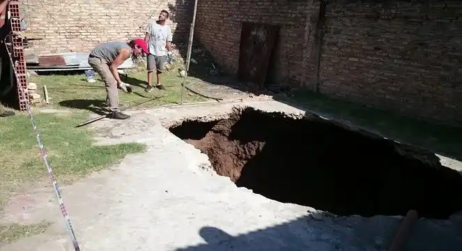 Desarmó la pileta pelopincho y se cayó en un cráter de diez metros en su jardín