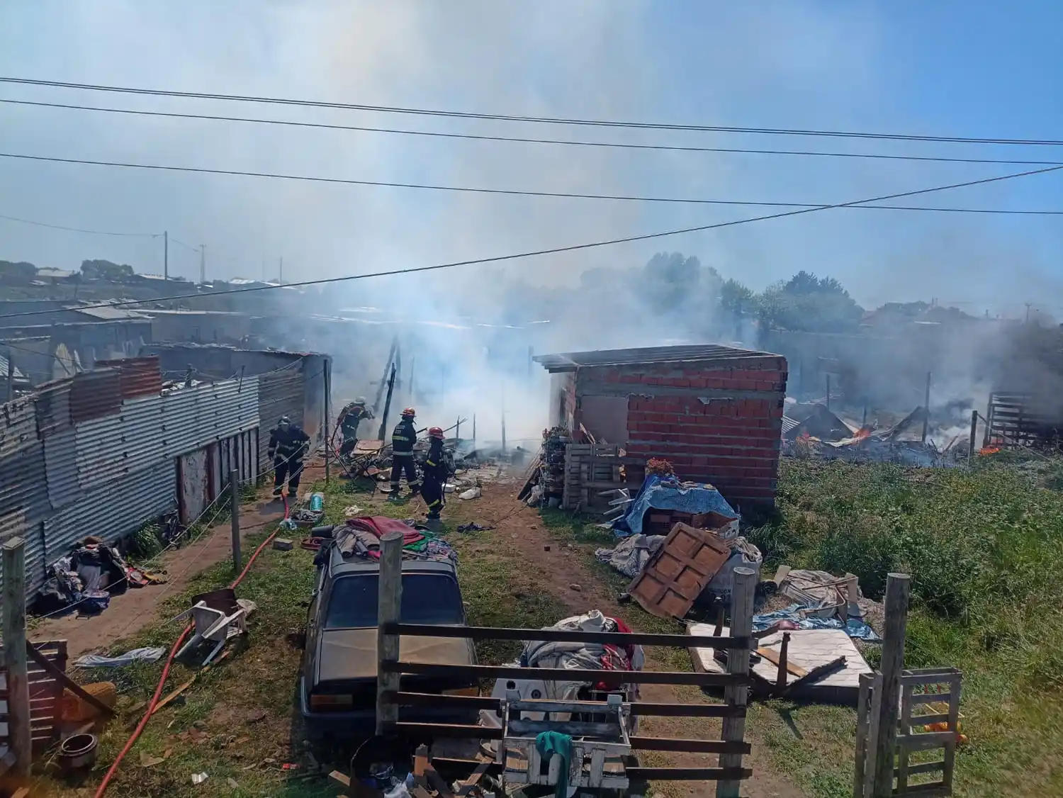 Los Bomberos corroboraron que el ígneo se estaba produciendo en tres viviendas tipo casillas precarias.