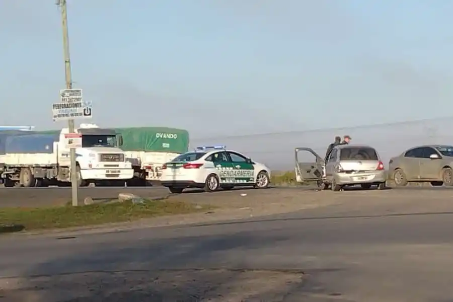 Video: una mujer con su hija se salvaron de milagro luego de ser chocadas por un camión