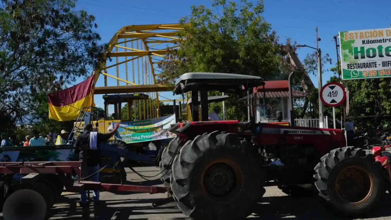 Productores de arroz bloquean una vía en el departamento del Tolima como parte del paro nacional arrocero, que ya completa varios días y exige medidas urgentes del Gobierno colombiano.