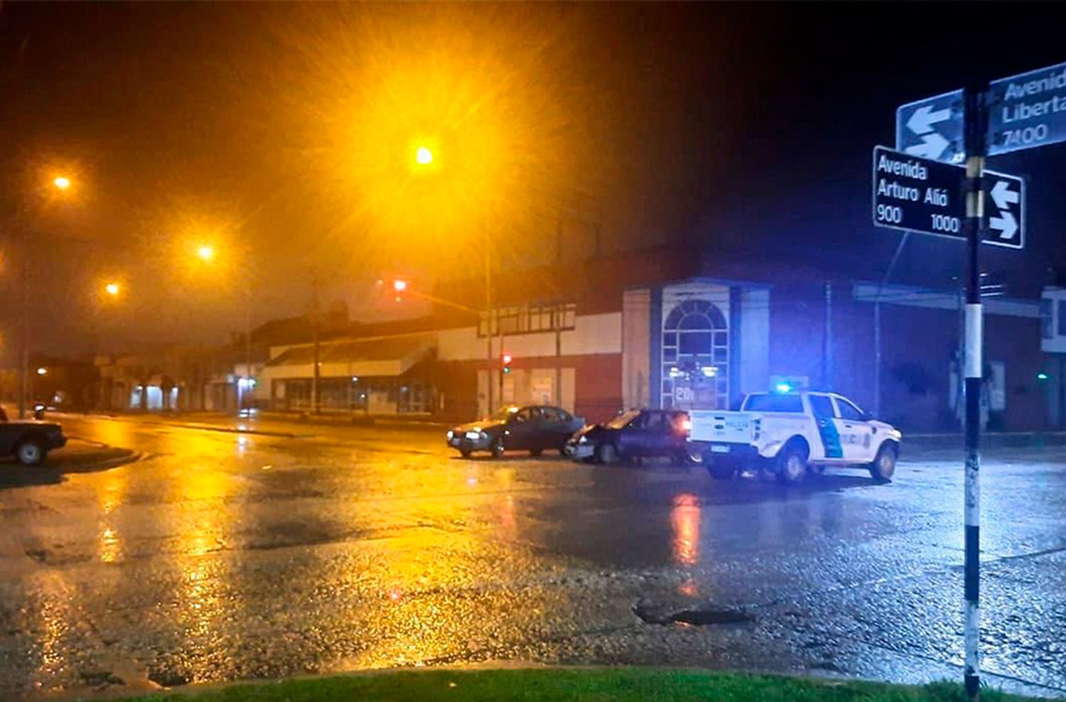 Cruce de avenidas y choque: una pareja terminó internada