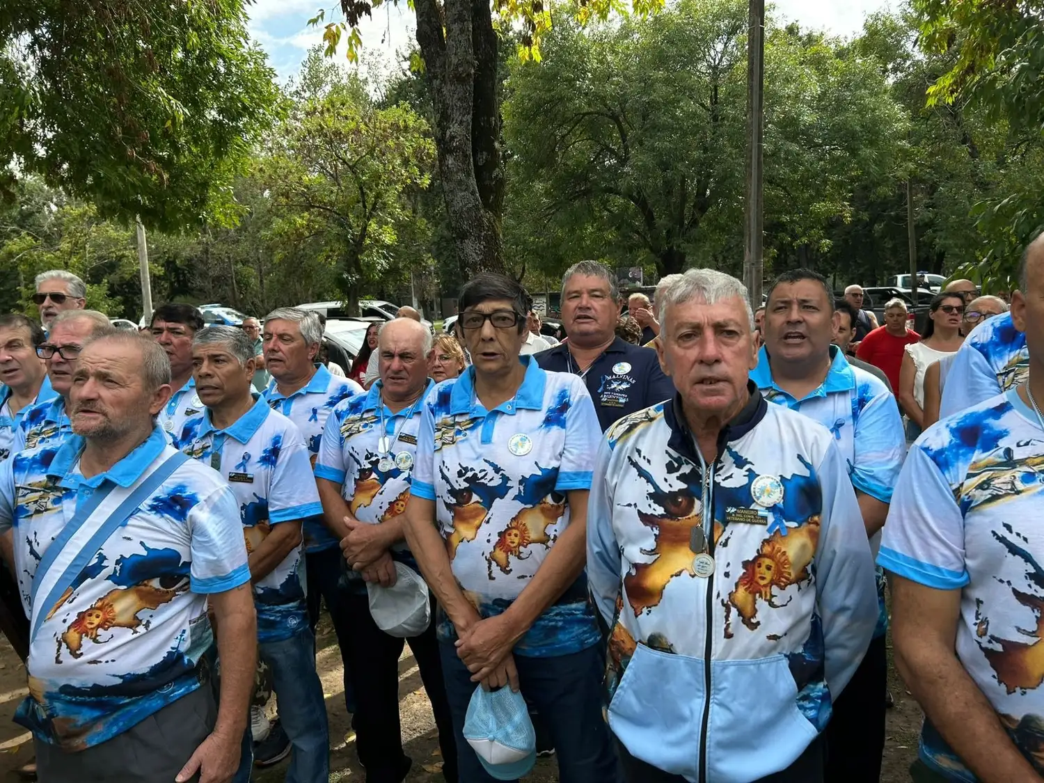 soldados continentales reservistas en acto municipal malvinas