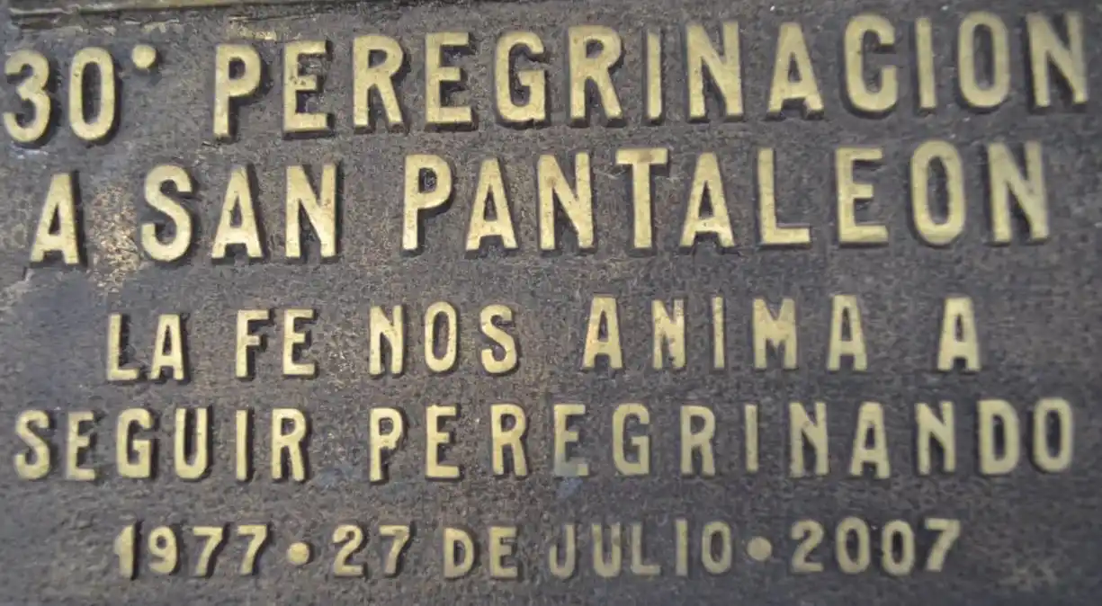 Placa recuerdo de la primera peregrinación-