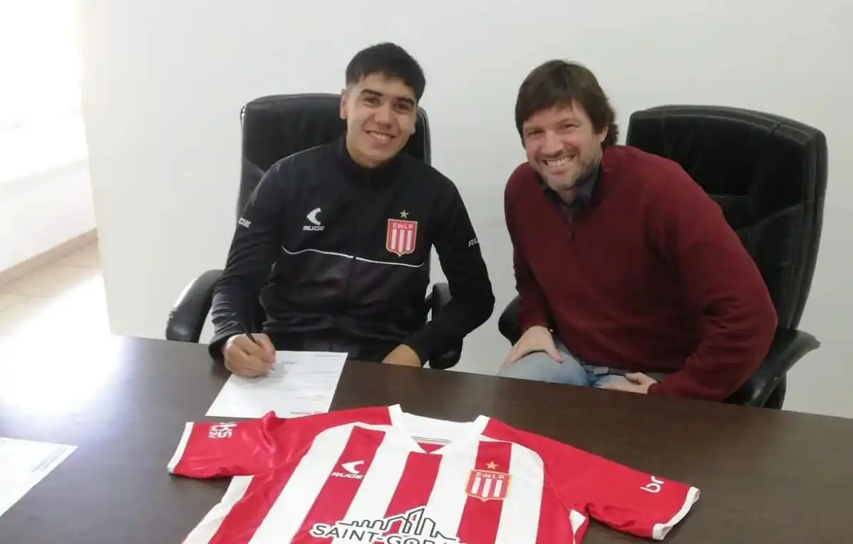 Joaquín Tobio Burgos firma su primer contrato profesional con Estudiantes de La Plata