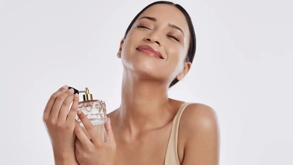 Perfumarse todos los días tiene una explicación, según la sicología