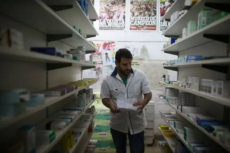 Laboratorios acordaron bajar 8% los precios de los medicamentos y mantenerlos hasta febrero