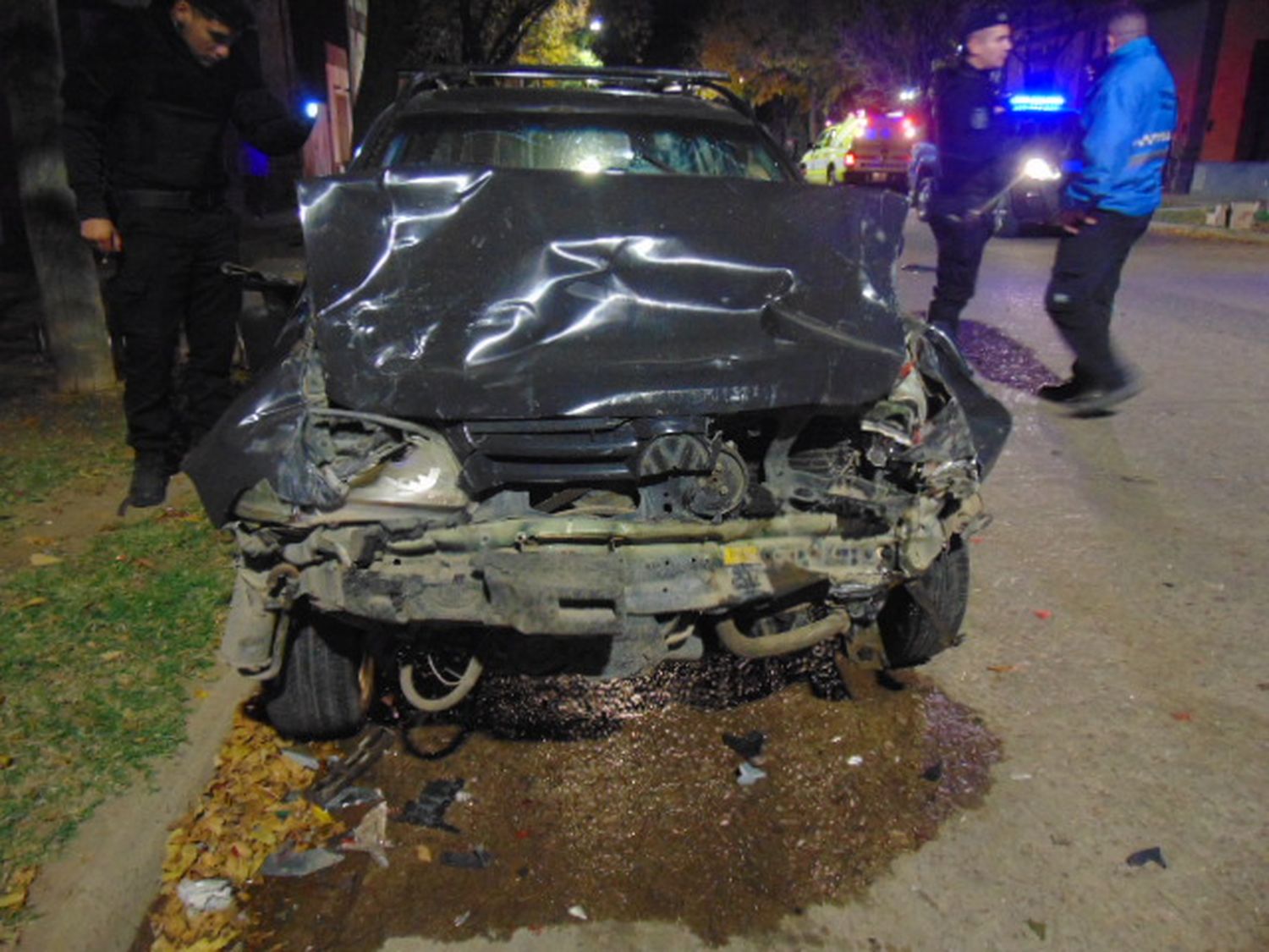 Venado Tuerto: violento choque contra un auto estacionado