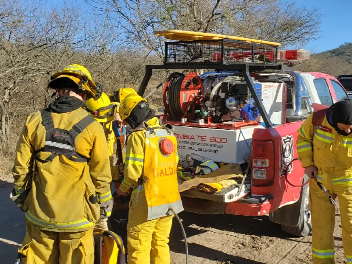 Contienen dos incendios intencionales y combaten un tercer foco en La Calera