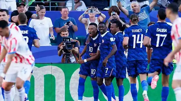 Mbappe festeja el gol que le dio la clasificación a Francia.