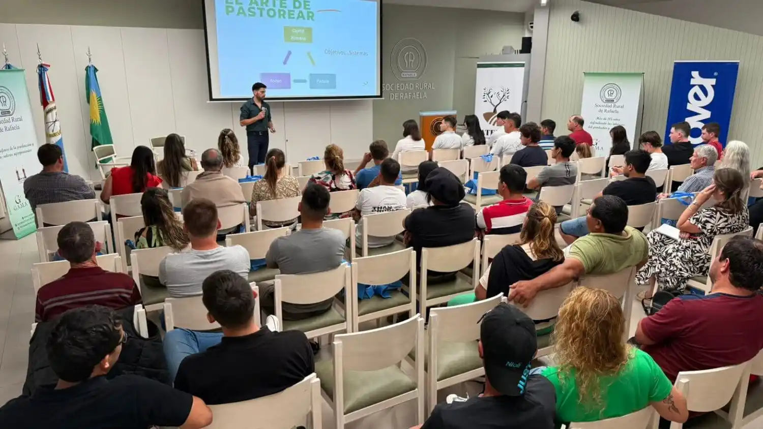 Con interesante convocatoria, se realizó una nueva edición del ciclo “Código Lechero De la Ubre al Saber”