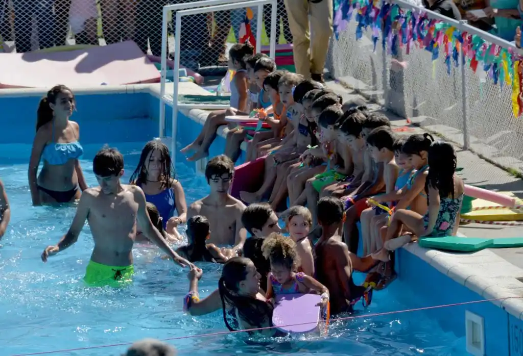 Con una demostración en la pileta del Club Hípico la colonia de verano cerró el año