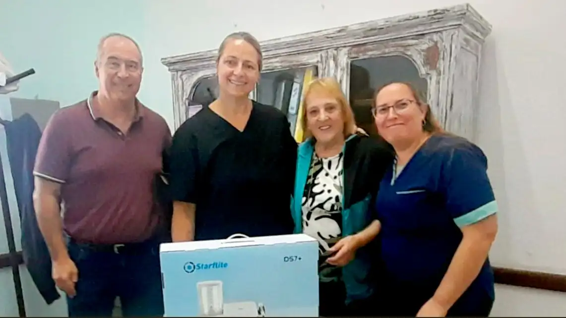 Entrega. De un Cavitador Odontológico al Hospital Irurzun, Alicia está junto al director Marcelo Laserna y profesionales