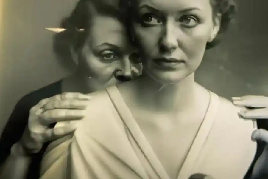 La foto premiada: El Electricista, enn ella se aprecia a dos mujeres de diferentes generaciones en blanco y negro