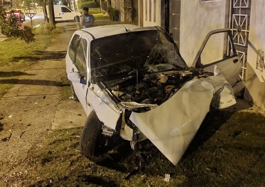 Joven conductor murió tras despistar y chocar árbol