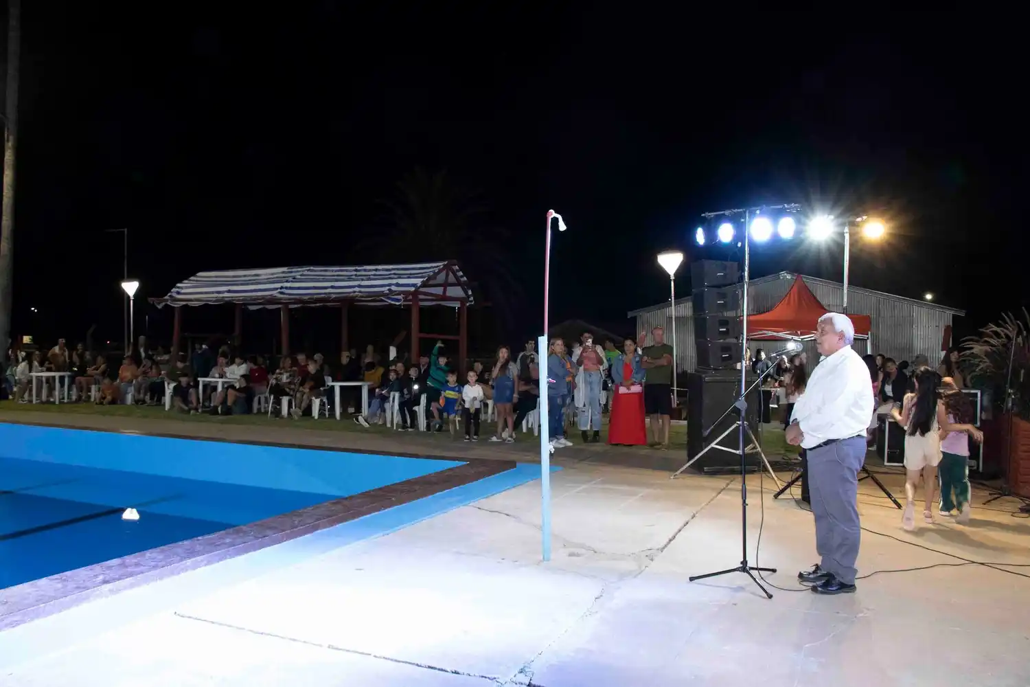 Mario López durante la reinauguración del natatorio municipal de Villa Domínguez.
