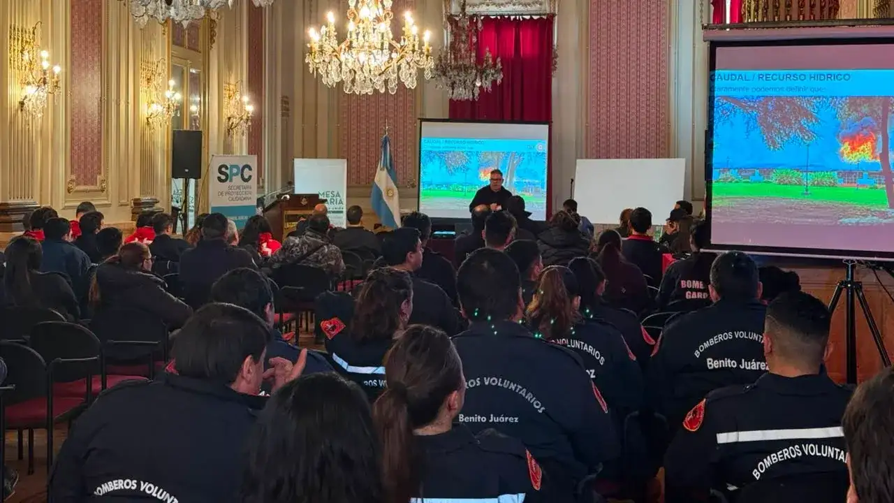 La jornada reunió a especialistas vinculados a la emergencia y a bomberos de Tandil y la región.