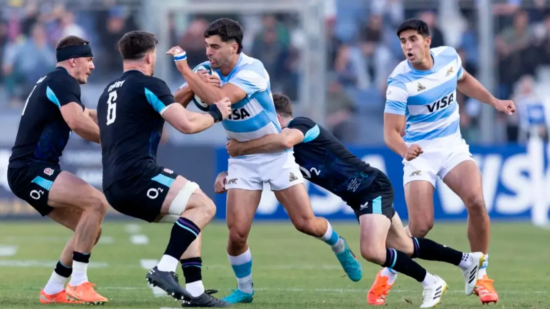 La defensa británica frena el avance de Ignacio Mendy. Llega en apoyo Lucio Cinti. Foto: prensa UAR.