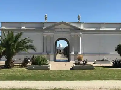 Necroturismo, la simbología de las tumbas y una visita “al más allá”