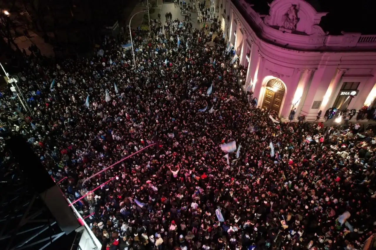 El centro de Tandil, volvió a pintarse de celeste y blanco