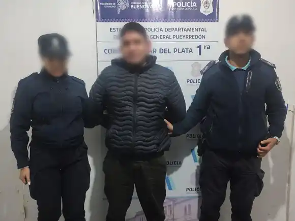Lo reconoció de un robo anterior, lo retuvo y lo entregó a la policía