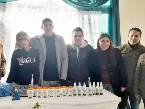 Estudiantes de escuela técnica crearon fórmula 
de repelente ecológico en base al aguaribay