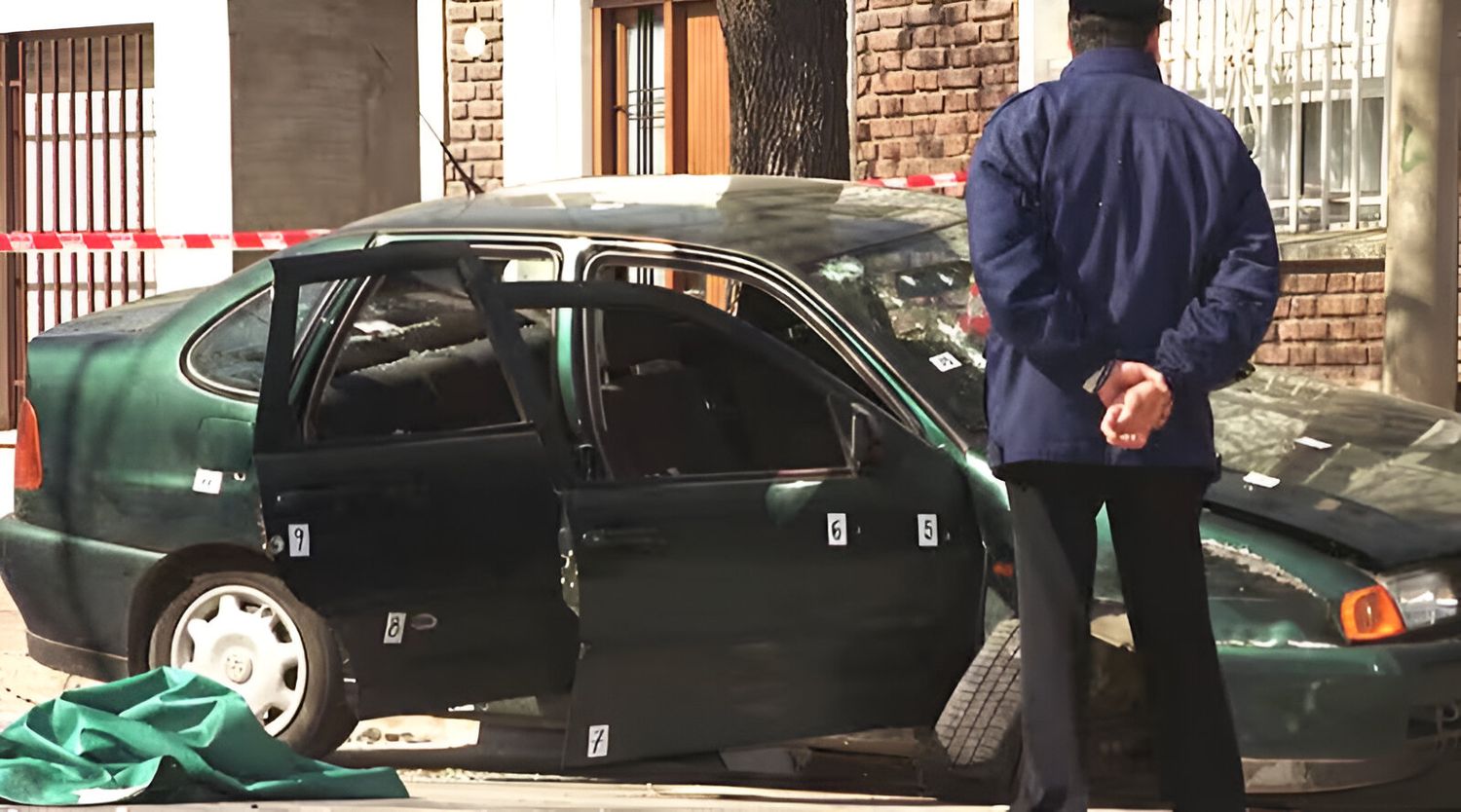 La policía disparó 48 proyectiles en 37 segundos, dando muerte al gerente y al contador del banco, y a un delincuente.