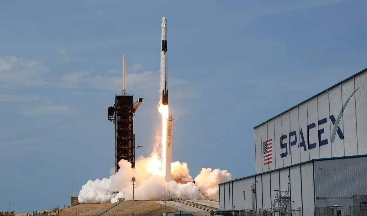 El acople con la Estación Espacial Internacional de la nave Crew Dragon