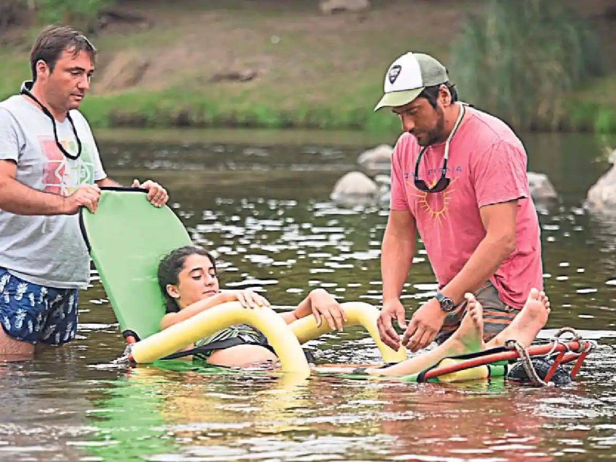 Turismo inclusivo: crean silla adaptada para meterse al río