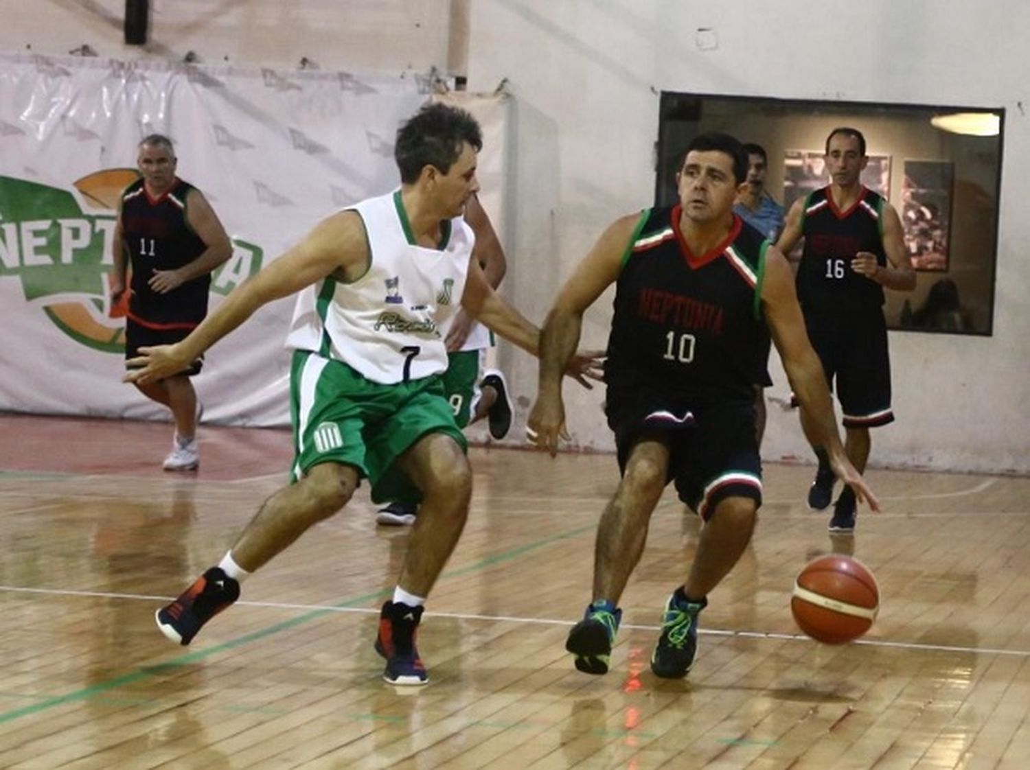 Neptunia y Pueblo Nuevo se mantienen invictos en el Maxibásquet