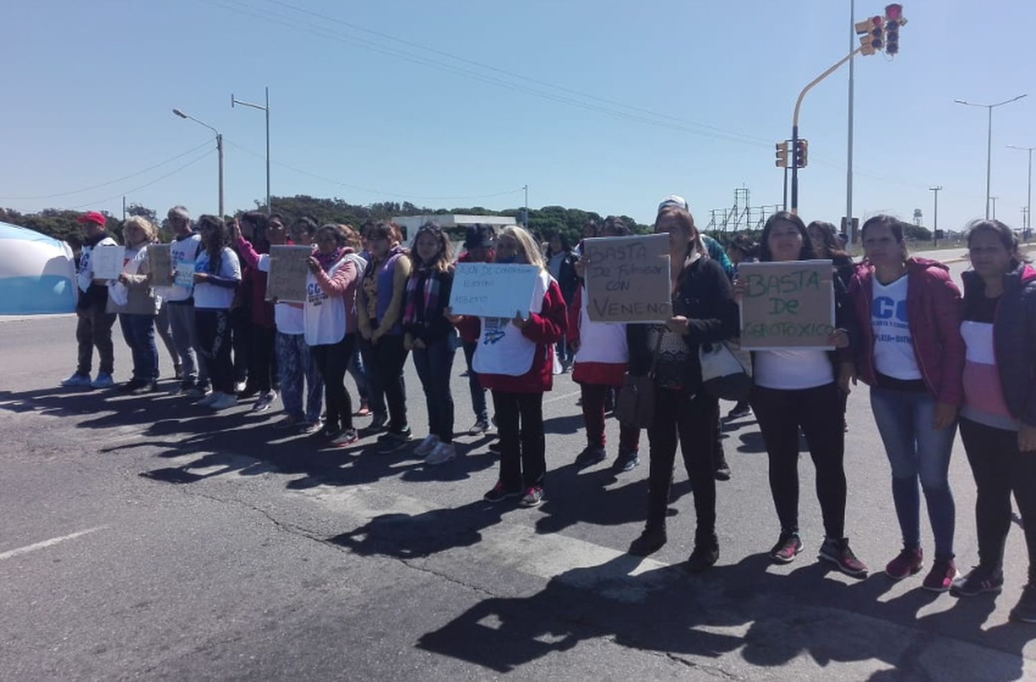 Vecinos cortaron la ruta 11 en rechazo de las fumigaciones