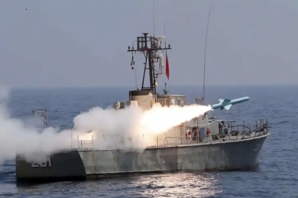 Reportan que Irán disparó un misil contra un buque israelí en el mar Arábigo