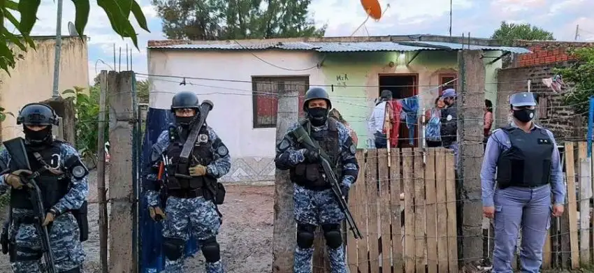 Por enfrentamiento entre dos vándalos en el barrio Lisbel Rivira hubo allanamientos simultáneos