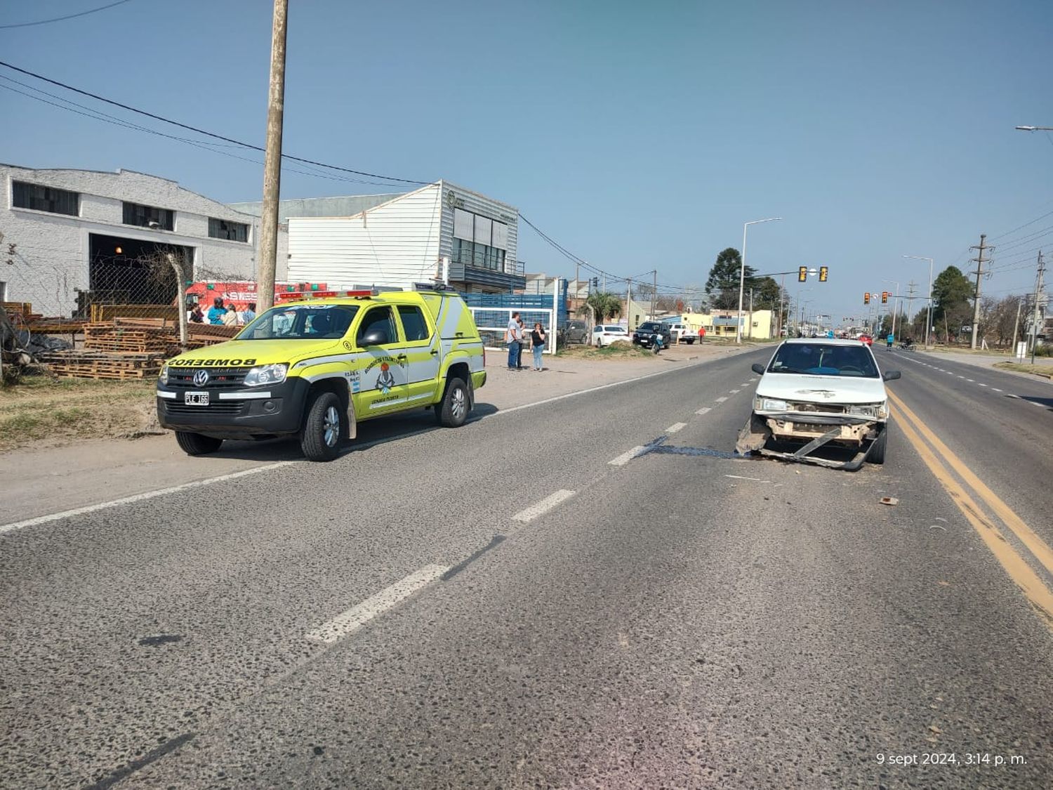 Uno de los autos siniestrados quedó sobre la ruta, el otro decidió irse antes de la llegada de Bomberos.