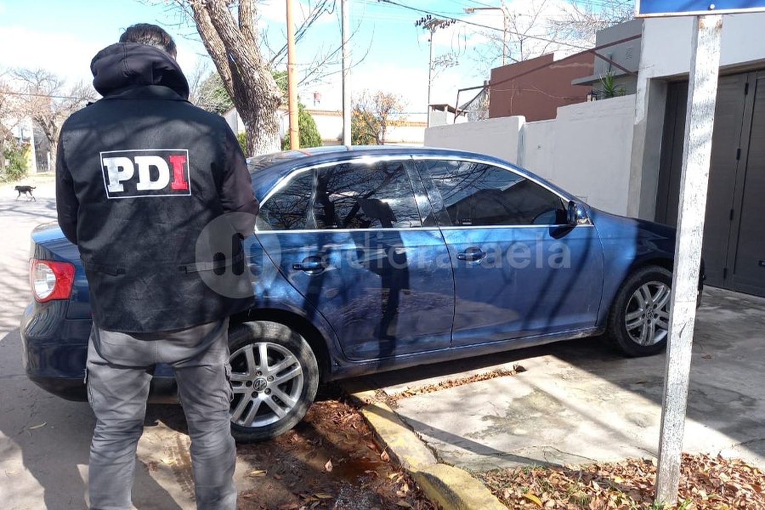 Desde una camioneta, robaron una caja con más de un millón de pesos y huyeron en auto: hay un detenido