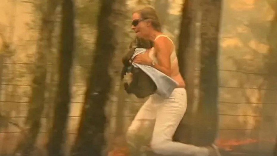 El momento en que una mujer arriesga su vida para salvar a otra en un incendio