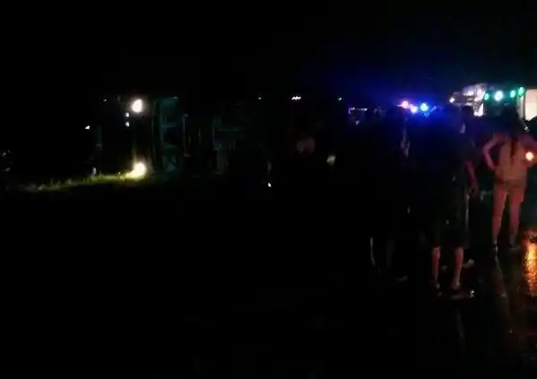 Volcó micro en Ruta 2: Un muerto y más de 30 heridos