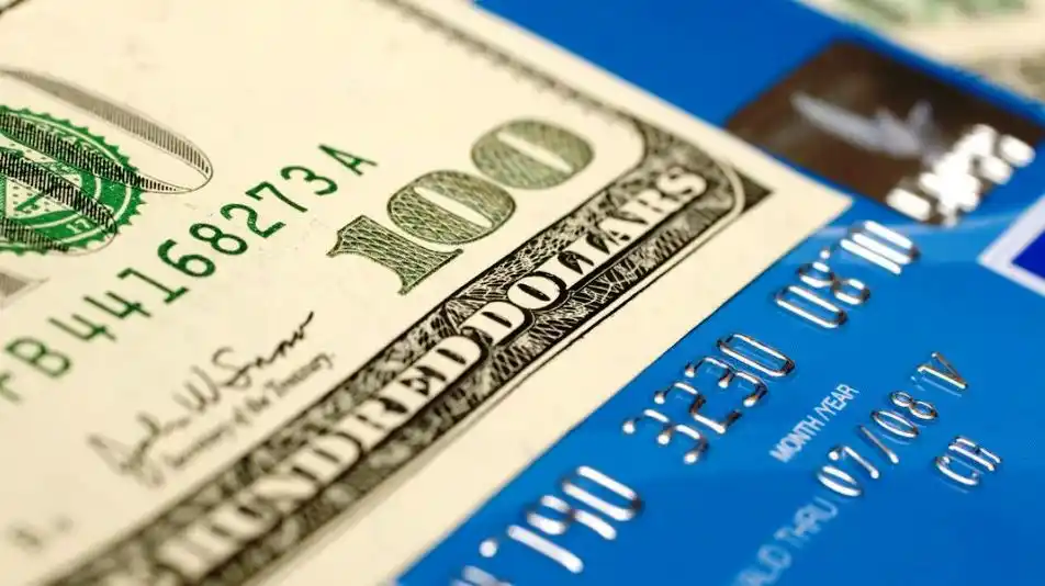 Dólar turista: Fuerte aumento de la tasa de interés para quienes refinancien compras en el exterior