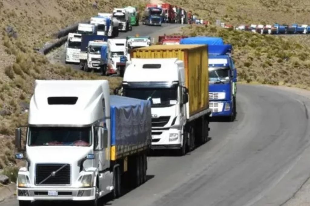 Hay más de mil camiones varados en la frontera con Chile por las nuevas medidas sanitarias