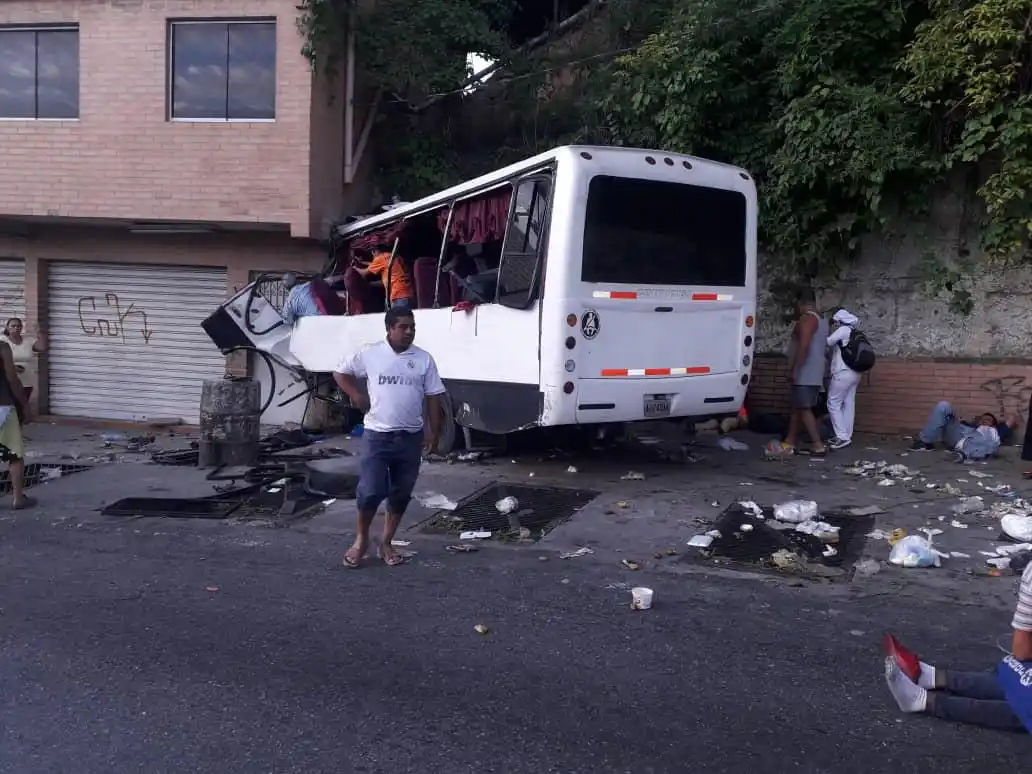 Tres muertos y 10 heridos deja accidente en transporte público de Baruta