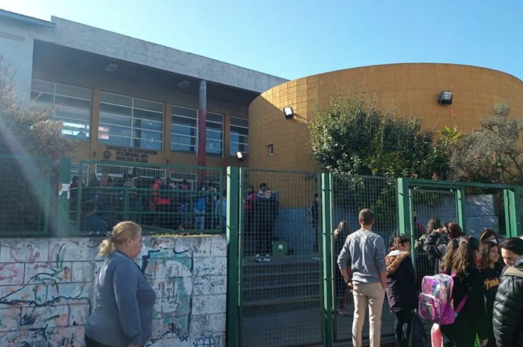 Mar del Plata: tiró gas pimienta en el baño del colegio e intoxicó a tres compañeros