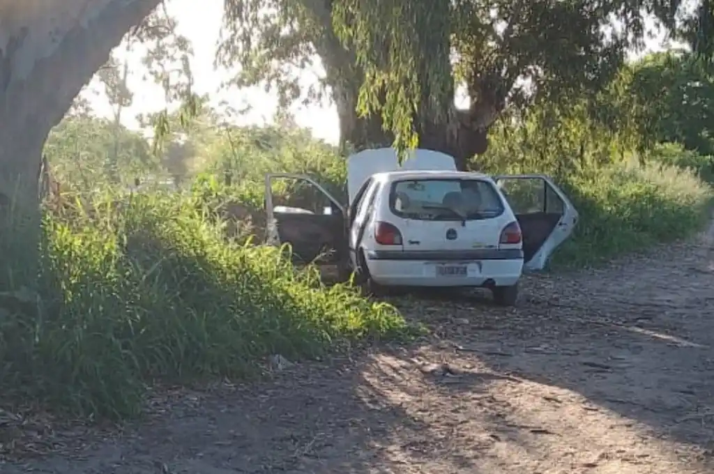 El vehículo fue hallado en un callejón sin nombre, ubicado junto al country Los Molinos. Crédito: El Litoral.